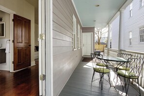 Outdoor dining - The Fig House on Spring · Walk to King · 3BR, Sleeps 8 (Charleston)