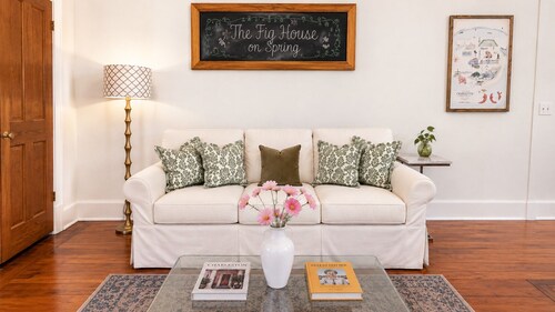 The Fig House on Spring · Walk to King · 3BR, Sleeps 8