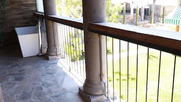 Habitación cuádruple de lujo, balcón | Terraza o patio