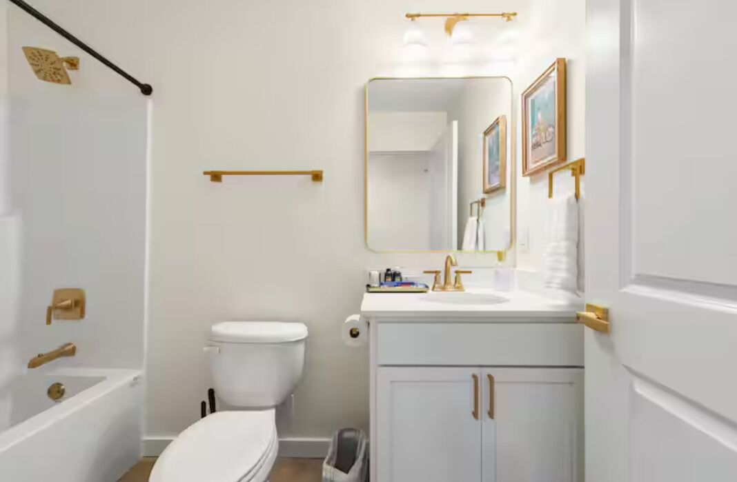 Casa de lujo, 2 habitaciones, cocina | Baño | Tina con regadera, amenidades de baño gratuitas, secadora de cabello 