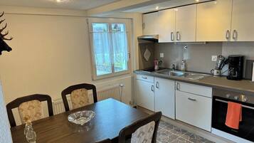 Coffee/tea maker, fridge, oven, stovetop
