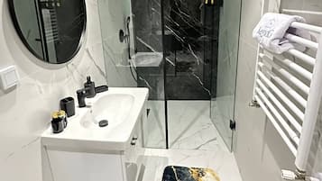 Apartment, 1 Bedroom, Smoking, Balcony | Bathroom