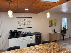 Dining - Tranquil forest retreat - 3br / 2ba - quiet beautiful desired neighborhood (Flagstaff)