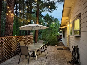 Outdoor dining - Tranquil forest retreat - 3br / 2ba - quiet beautiful desired neighborhood (Flagstaff)
