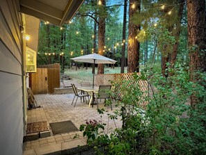 Outdoor dining - Tranquil forest retreat - 3br / 2ba - quiet beautiful desired neighborhood (Flagstaff)