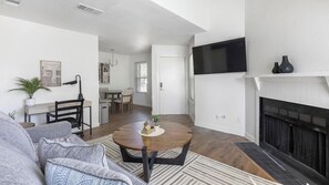Apartament (1 Bedroom) | Sala d'estar | Televisor intel·ligent de 50 polzades amb canals digitals i llar de foc 