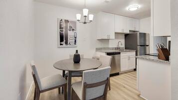 Apartment (2 Bedrooms) | Dining room