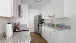 Apartment (1 Bedroom) | Private kitchen | Fridge, microwave, oven, stovetop - Landing Apartments Near CVC (DeSoto)