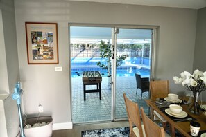 Dining - Hollywood 3801 (Hollywood)