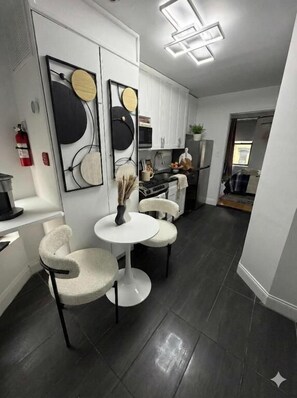 Comfort Apartment, City View | Dining