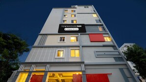 A multi-story hotel with a prominent sign reading 'TOWNHOUSE OAK.' - Deluxekhajaguda Premium Suites (Hyderabad)