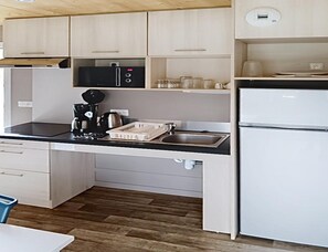 Private kitchen - Villa With Private Terrace & Shared Pool (Malansac)