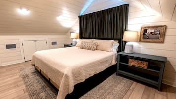 3 soverom, skrivebord, strykejern/-brett og reiseseng for barn