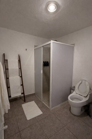 Hair dryer, towels, soap, toilet paper - BOWRA MILAN PROVIDENCE, STUDIO 4 (Guadalajara)