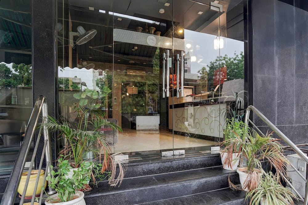 Deluxe Townhouse Aroma Residency