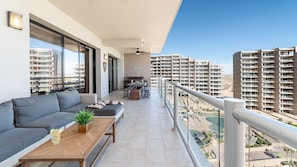 Alpehytte - flere senge - balkon - havudsigt (Las Palomas Resort Cristal 803) | Udendørs spisemuligheder