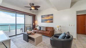 Alpehytte, flere senger, balkong, havutsikt (Las Palomas Resort Cristal 803) | Oppholdsområde