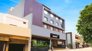 A modern building with a sign reading 'Townhouse Oak & Company Services.' - Deluxe Hotel Heritage Plaza (Hisar)