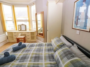 2 bedrooms, individually decorated, individually furnished, free WiFi - 1 Hilton Flats (Tenby)