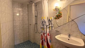 Apartment | Bilik Mandi
