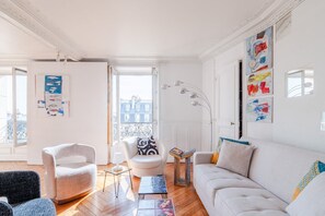 TV - Top Floor Gem with Eiffel Tower View (Paris)