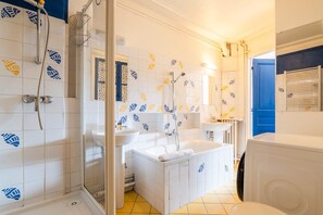 Shower, hair dryer, towels - Top Floor Gem with Eiffel Tower View (Paris)