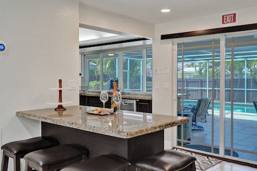 Azure Poolside Retreat . Private Pool & Outdoor Lo