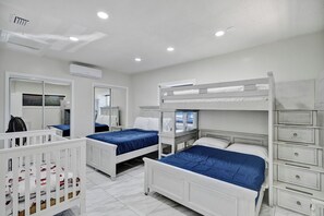 4 chambres, fer et planche à repasser, lit de bébé portatif