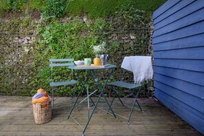 Cottage | Outdoor dining - Mariners Retreat, 8 Pottery Cottages (Dartmouth)