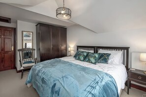 2 bedrooms, individually decorated, individually furnished, free WiFi - Preswylfa (Cemaes Bay)