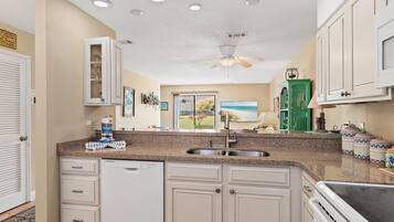 House, Multiple Beds (Summerhouse Townhomes #2- Changes in ) | Private kitchen