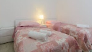 Une chambre à coucher avec un lit, une table de chevet et une lampe.