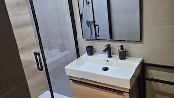 Apartment (One bedroom apartment Sky) | Bathroom | Shower, towels