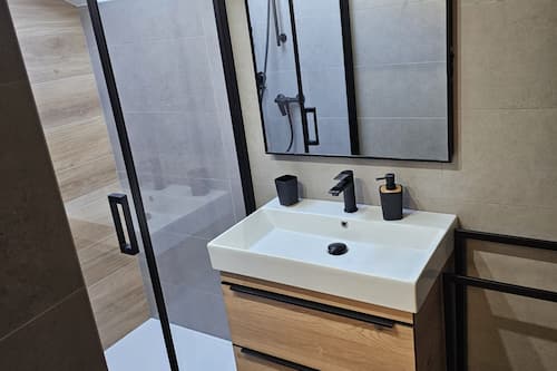 Apartment (One bedroom apartment Sky) | Bathroom | Shower, towels