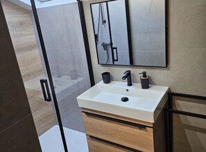 아파트 (One bedroom apartment Sky) | 욕실 | 샤워 시설, 타월