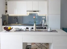 Apartamento (Two Bedroom Apartment with Sea View a) | Cozinha privada | Geladeira