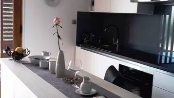 Apartment (Two Bedroom Apartment with Sea View a) | Dining room