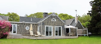 Charming Waterfront 2-bedroom house in beautiful Vineyard Haven