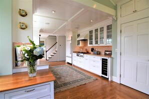Private kitchen - Elegant beach cottage overlooking Easton's Beach within 2 miles to Newport, RI (Middletown)