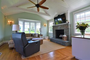 Living area - Elegant beach cottage overlooking Easton's Beach within 2 miles to Newport, RI (Middletown)