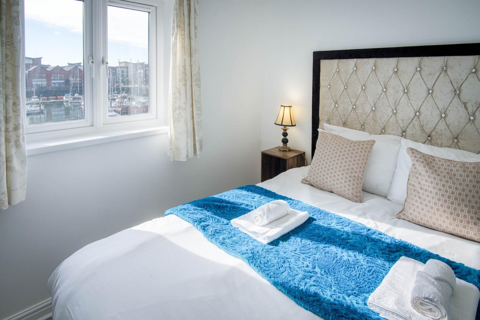 1 habitación, tabla de planchar con plancha y ropa de cama 