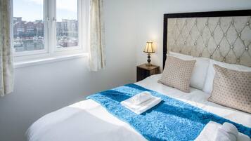 1 habitación, tabla de planchar con plancha y ropa de cama