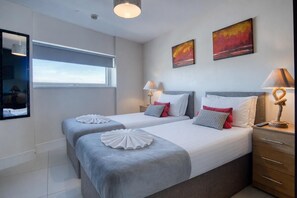 Apartment (3 Bedrooms) | 3 bedrooms, iron/ironing board, bed sheets - High Floor Meridian Tower - 3 Bedroom - Swansea (Swansea)
