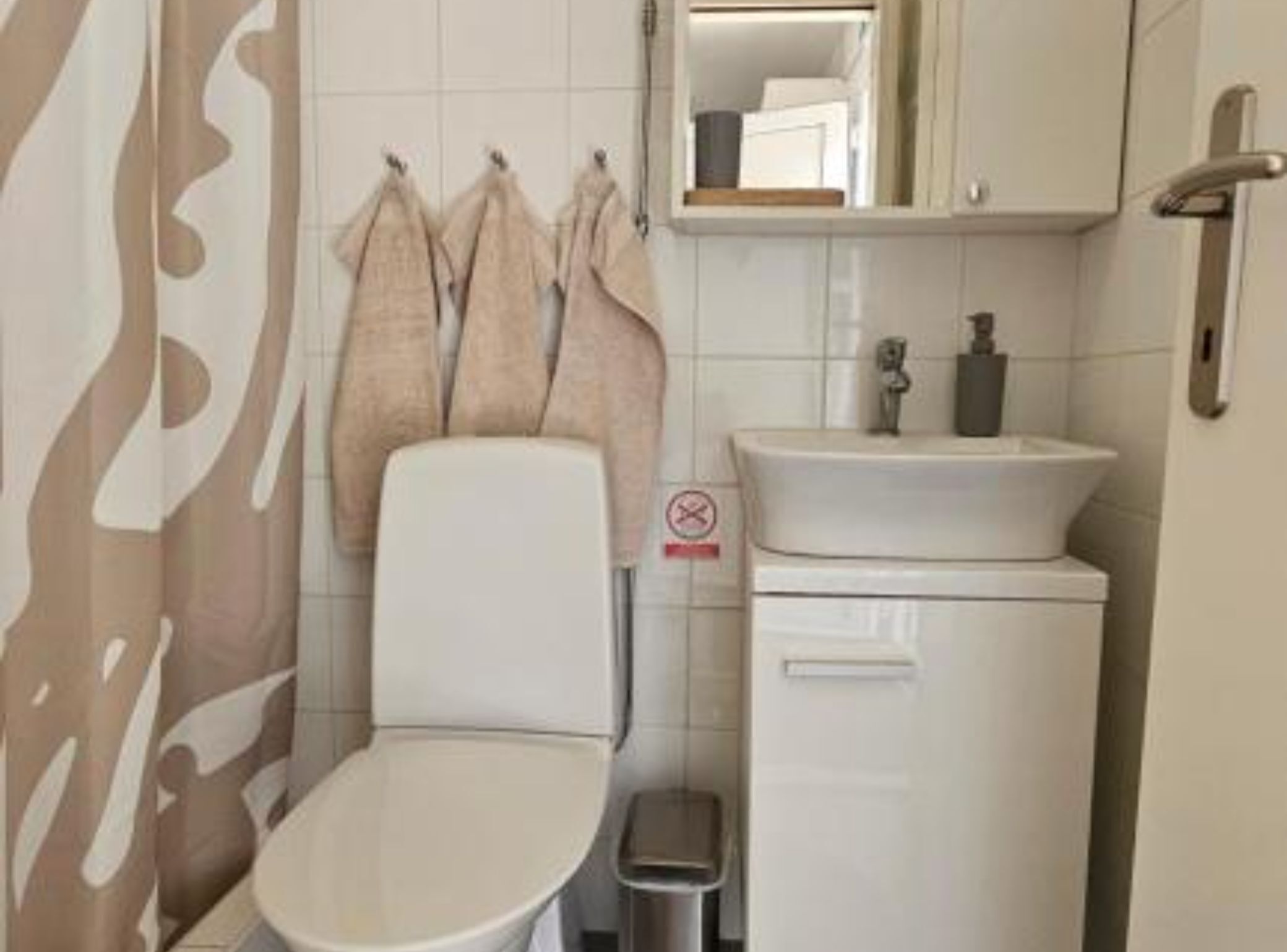 apartman (One bedroom Apartment with view) | Fürdőszoba | Zuhanyzó és törölközők