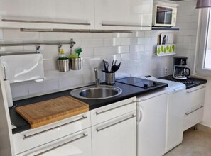 apartman (One bedroom Apartment with view) | Privát konyha | Hűtőszekrény