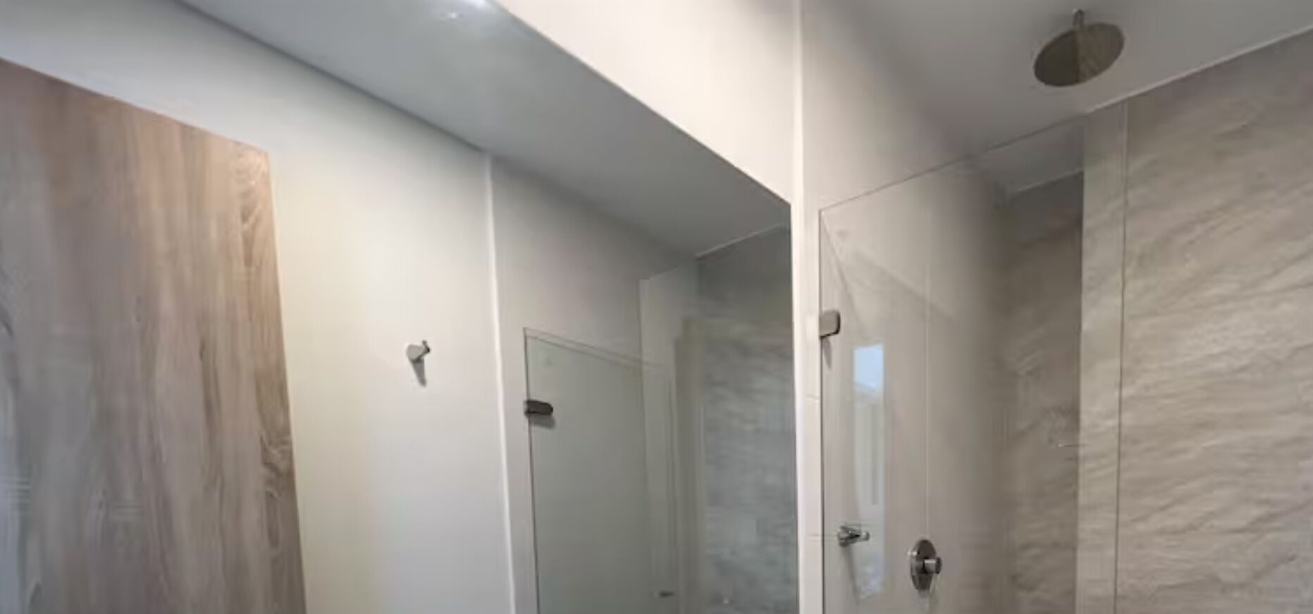 Secadora de cabello, toallas, jabón, papel de baño 