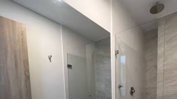 Secadora de cabello, toallas, jabón, papel de baño