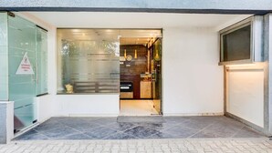 Entrada d'hotel amb una porta de vidre, un senyal que indica 'Només personal autoritzat' i un senyal per 'Downtown Oak'.