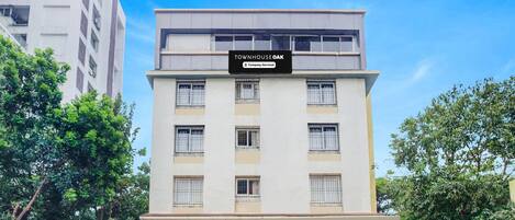 A multi-story building with a sign reading 'TOWNHOUSE OAK.'