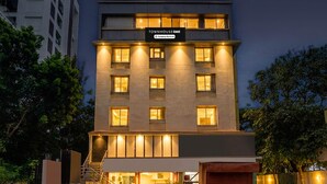 Un edifici de diversos pisos amb un senyal que diu 'TownhouseOak & Company Services'.